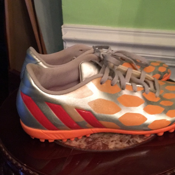Woman’s Adidas soccer shoes great condition - Picture 2 of 7